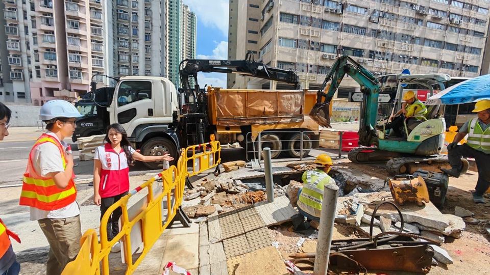 青衣鄉(xiāng)事會(huì)路爆鹹水管 工聯(lián)會(huì)促全面檢修更換老化喉管