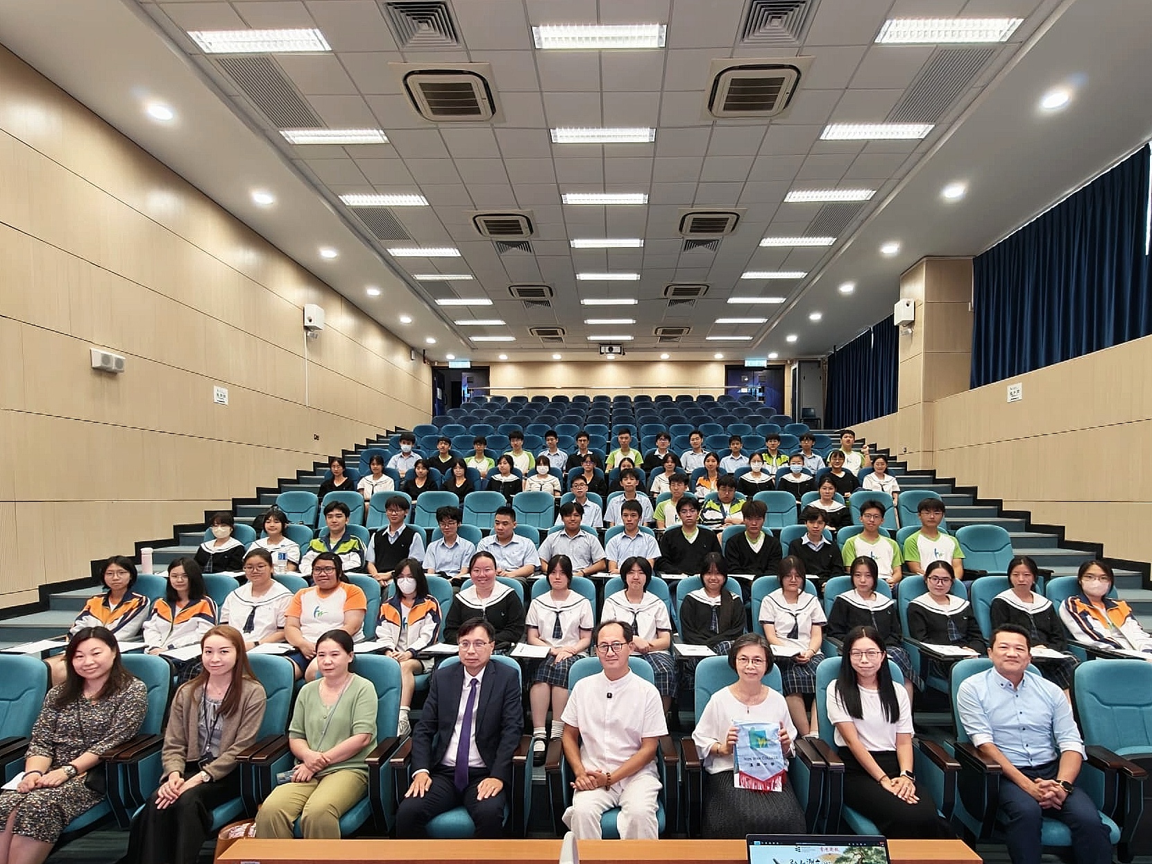 走訪漢華中學(xué) 衣向東：文學(xué)滋養(yǎng)健全人格