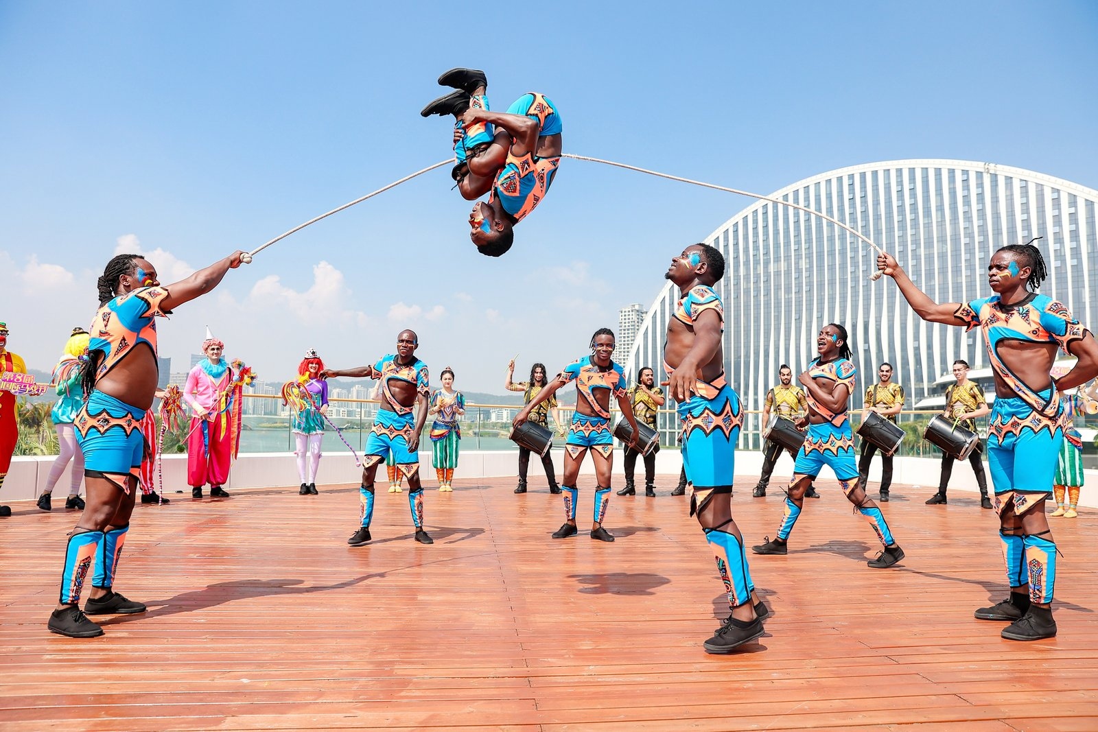 「第八屆中國(guó)國(guó)際馬戲節(jié)城市快閃」上演