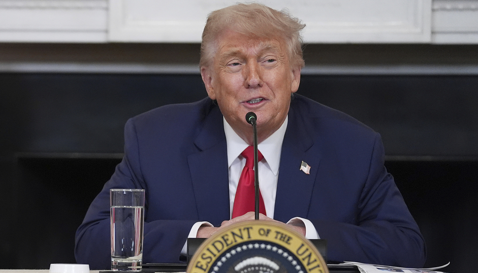 特朗普稱美軍摧毀一艘「載有毒品」的大型潛艇