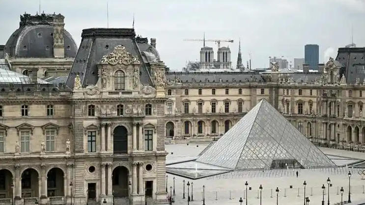 法國羅浮宮發(fā)生持械搶劫事件 暫停對外開放