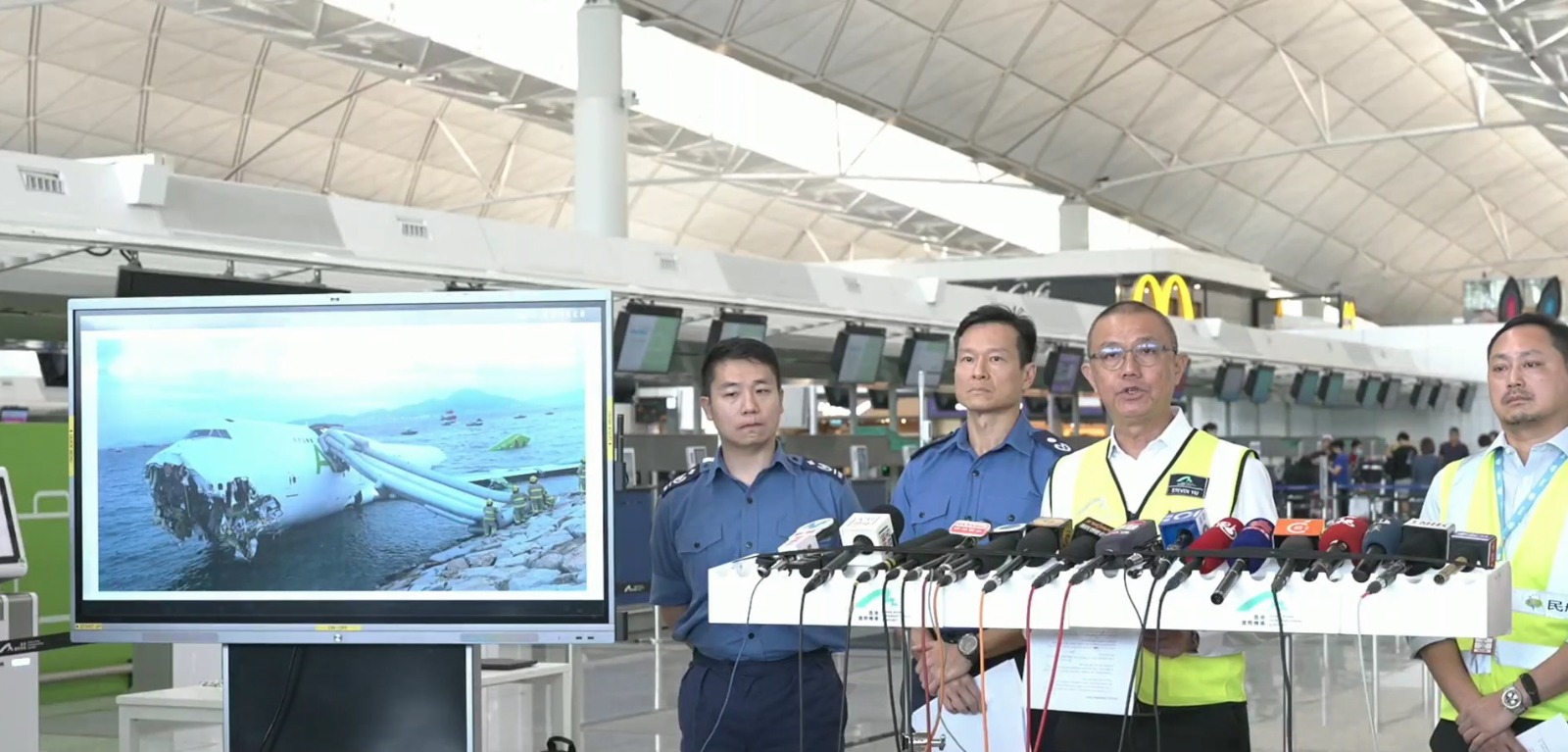 貨機(jī)衝破圍欄將巡邏車撞落海　兩條跑道運(yùn)作不影響航班　