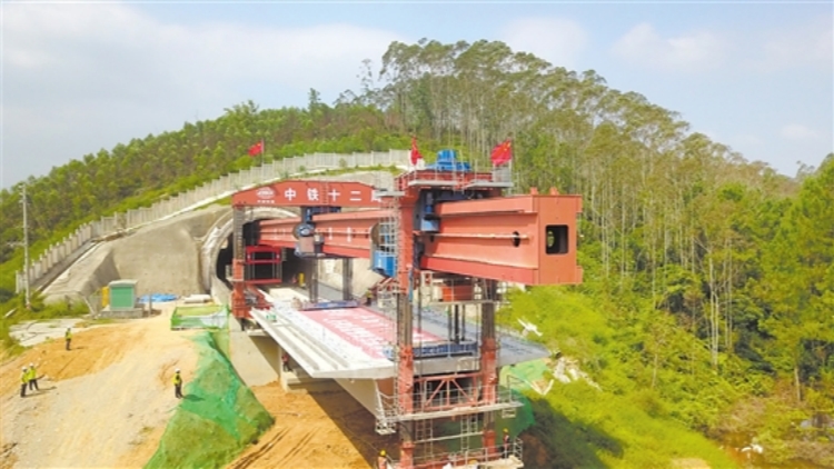 深南高鐵珠三角樞紐機(jī)場(chǎng)至省界段開始架樑