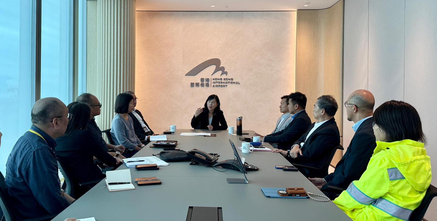 陳美寶在機(jī)場(chǎng)召開(kāi)會(huì)議  了解貨機(jī)滑出海面意外