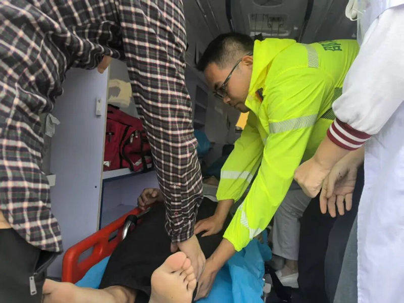 高速服務(wù)區(qū)上演「生死時(shí)速」 失聯(lián)20小時(shí)貨車司機(jī)獲救