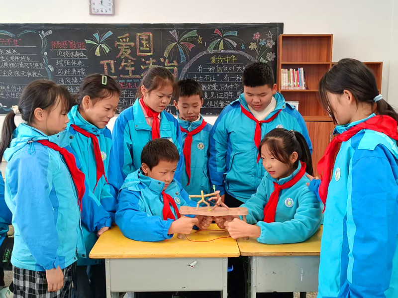 皖黟縣宏村學(xué)校：竹節(jié)人「躍」出課本  爭(zhēng)霸賽「樂」翻課間