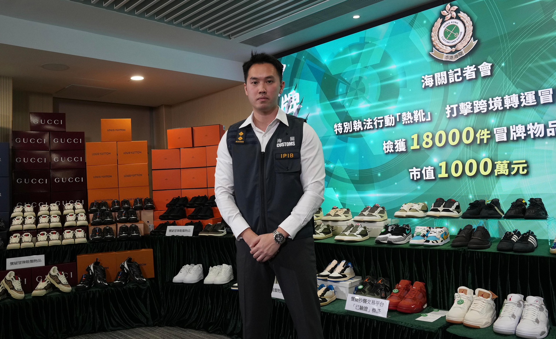海關(guān)搗破跨境轉(zhuǎn)運(yùn)冒牌波鞋案 拘兩司機(jī)檢1000萬(wàn)元貨