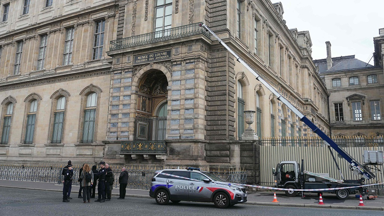 搶劫事件後 法國(guó)羅浮宮重新開(kāi)門(mén)