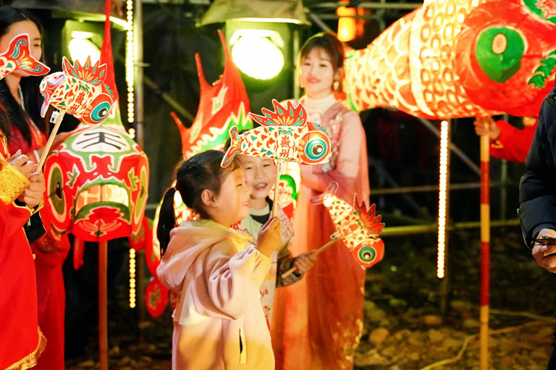 賽事首次以「創(chuàng)意村晚」形式呈現(xiàn)   《我是主持人》半決賽徽州區(qū)拉帷