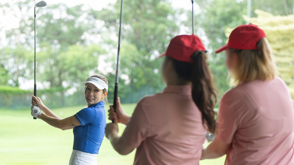  有片〡何雁詩(shī)教授高爾夫球技巧 擊發(fā)受監(jiān)管者潛能重融社會(huì)