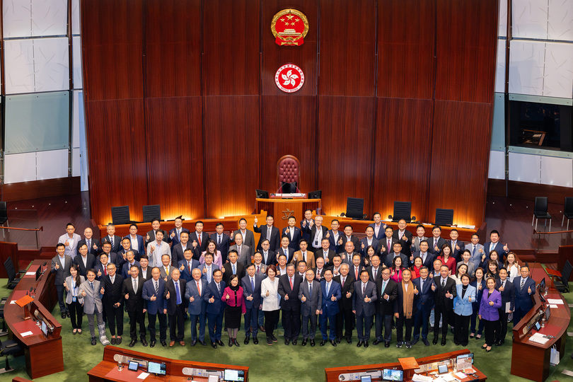立法會今屆會期最後一次會議完結(jié) 全體議員大合照留念