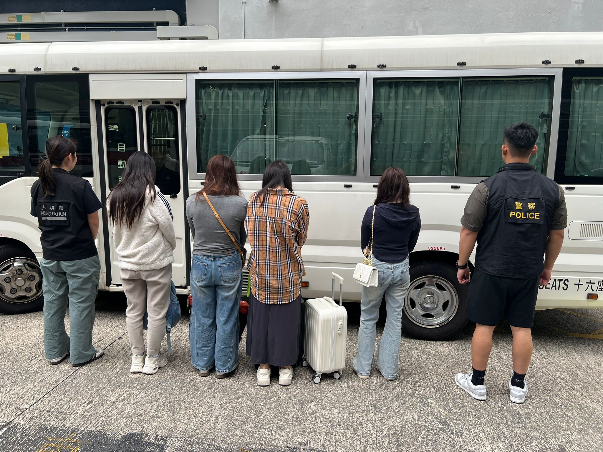 警方新界北區(qū)掃黃拘13名內(nèi)地女