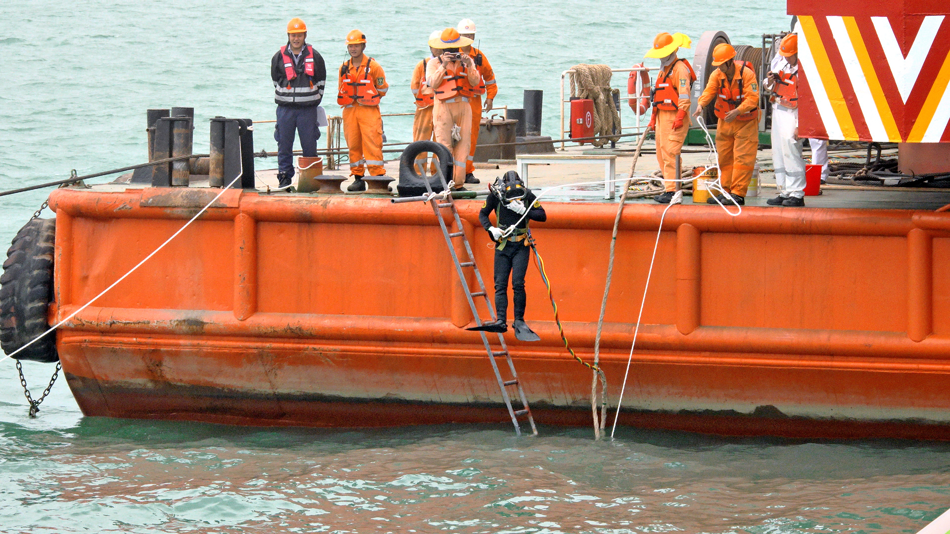機(jī)管局：打撈貨機(jī)前潛水員徹底勘察水底 聲納掃描測(cè)量海床
