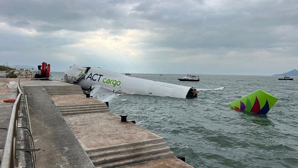 專家料固定墮海貨機(jī)殘骸至少兩日 待潮汐等條件合適始吊起