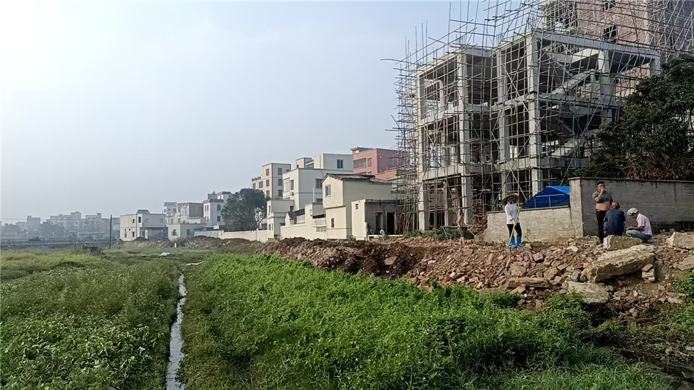 以配套紅色展館為由 湛江赤坎一村委會(huì)挖農(nóng)田修路引爭(zhēng)議