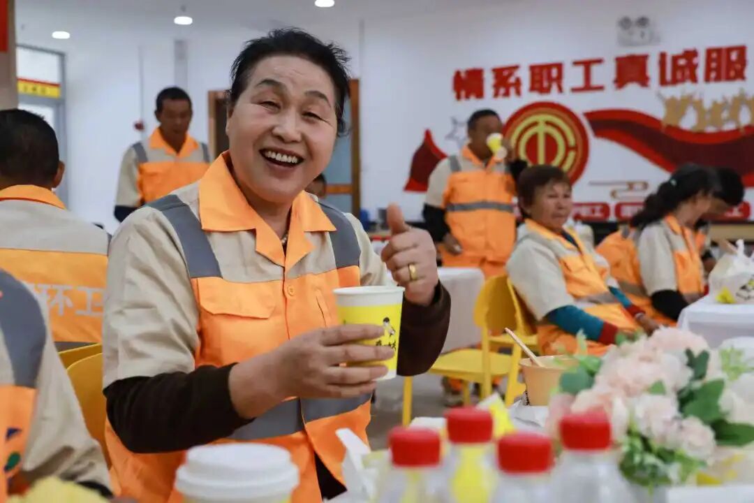 秋後急降溫  東莞厚街給環(huán)衛(wèi)工送上熱情騰騰早餐