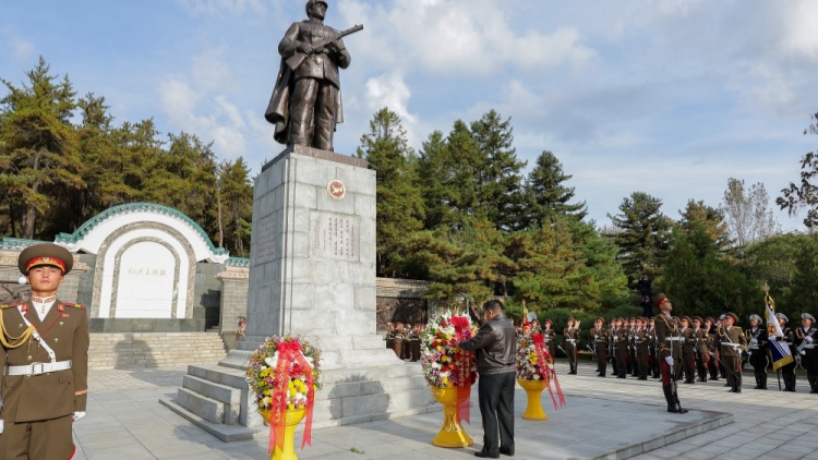 金正恩參謁中國(guó)人民志願(yuàn)軍陵園 向毛岸英之墓獻(xiàn)花