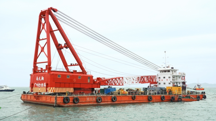 打撈船在墮海機(jī)尾處成功吊起一輛車 或?yàn)槁浜Ｑ策壾? title=