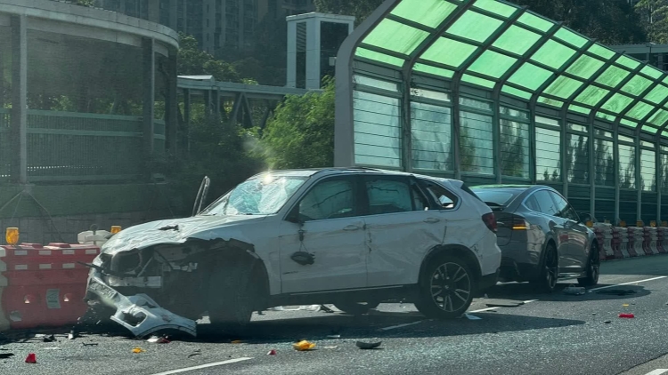 粉嶺公路私家車掃毀20水馬 司機(jī)受傷送院