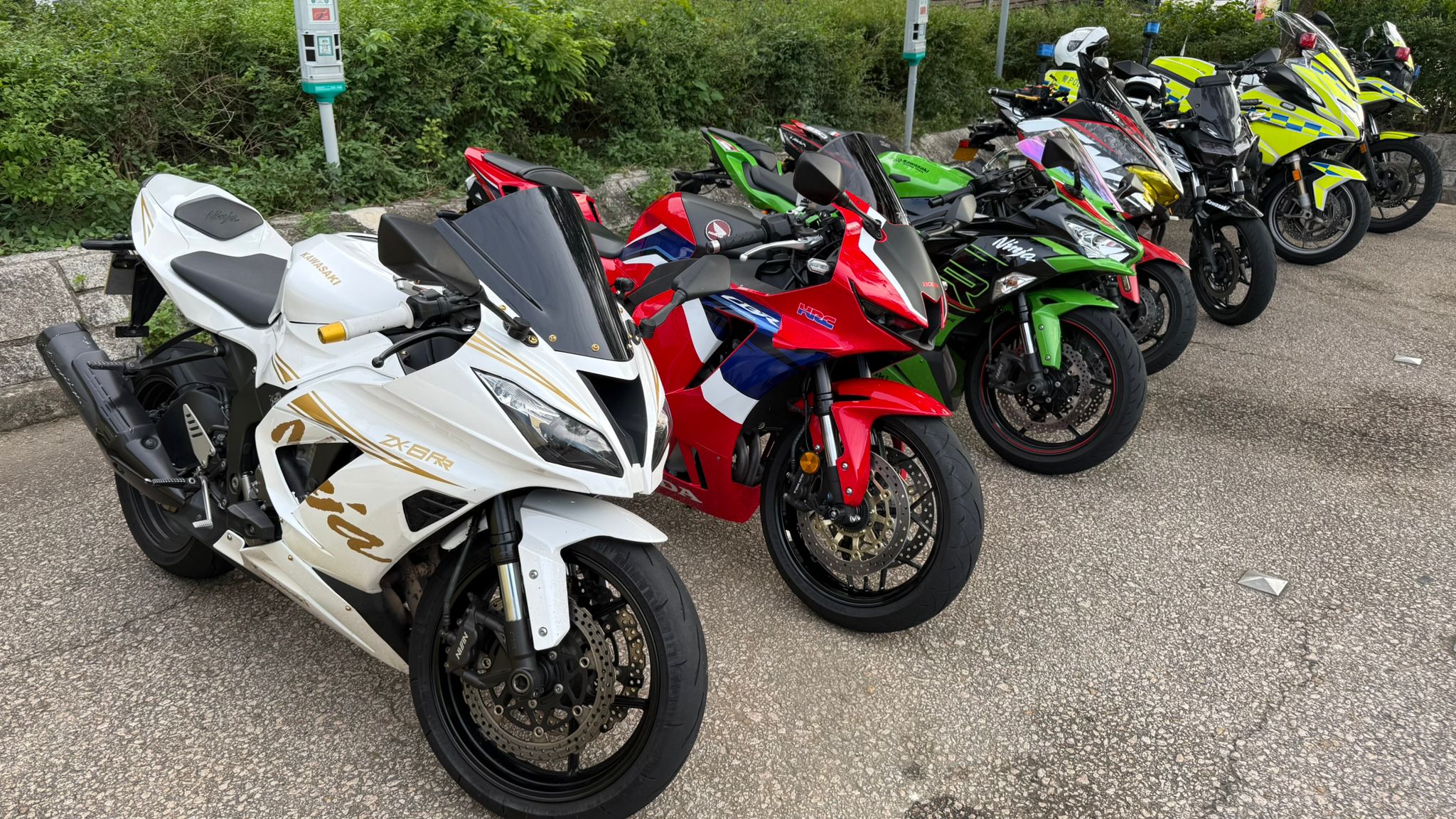  警方西九龍打擊非法賽車 扣留8輛電單車涉非法改裝 