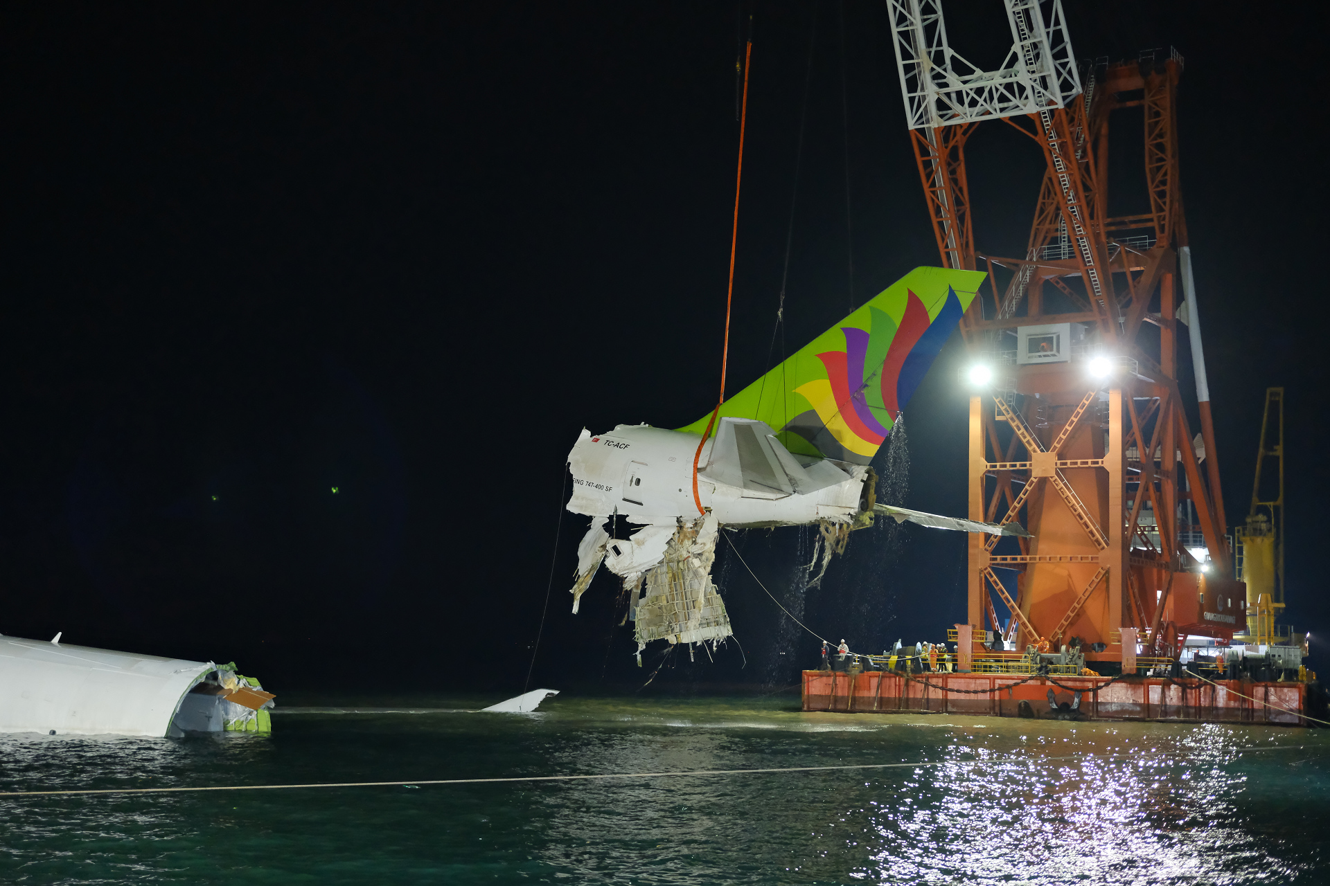 迪拜貨機(jī)墮海打撈第4日 機(jī)場北跑道繼續(xù)關(guān)閉