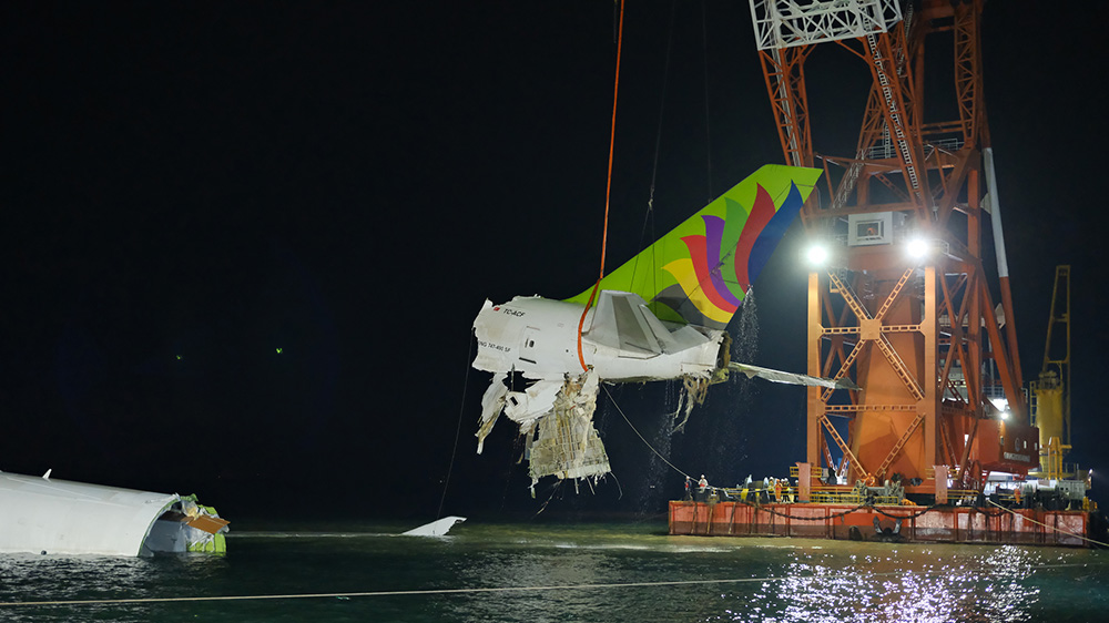 迪拜貨機(jī)墮海打撈第4日 機(jī)場(chǎng)北跑道繼續(xù)關(guān)閉