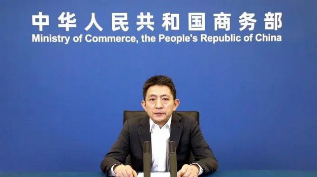 新華社快訊：李成鋼說(shuō)，中美經(jīng)貿(mào)團(tuán)隊(duì)就雙方關(guān)注的經(jīng)貿(mào)議題進(jìn)行了深入、坦誠(chéng)的討論和交流