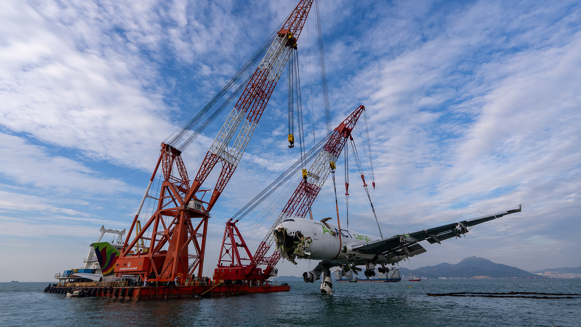墮海貨機(jī)主體機(jī)身吊起 料今晚完成所有打撈工作