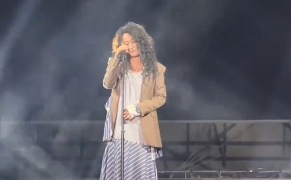 知名歌手演出時(shí)耳返設(shè)備爆炸 工作室致歉