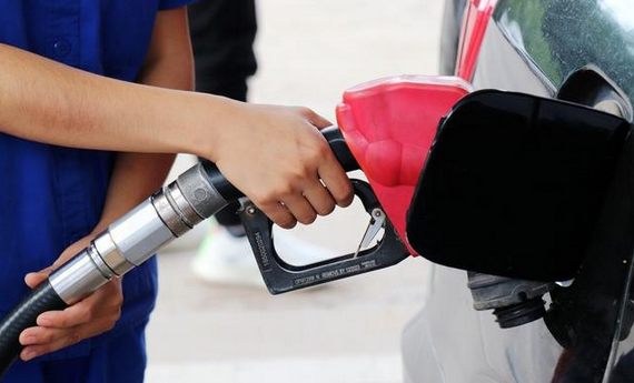 今晚內(nèi)地油價(jià)下調(diào)，加滿一箱油將少花10.5元