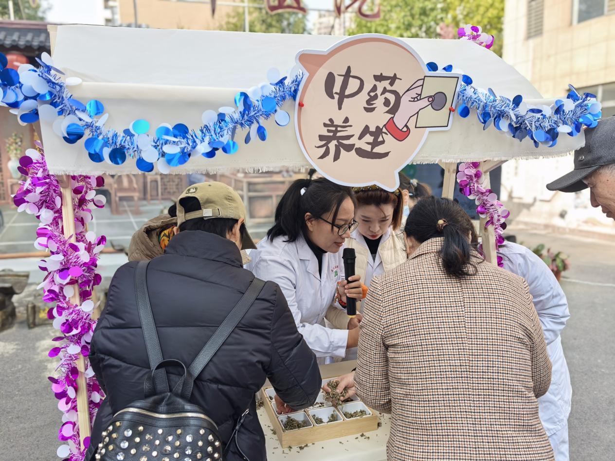 沉浸式體驗(yàn)中醫(yī)藥魅力！瀋陽(yáng)鐵西區(qū)「院」游會(huì)讓千年文化「活」起來(lái)