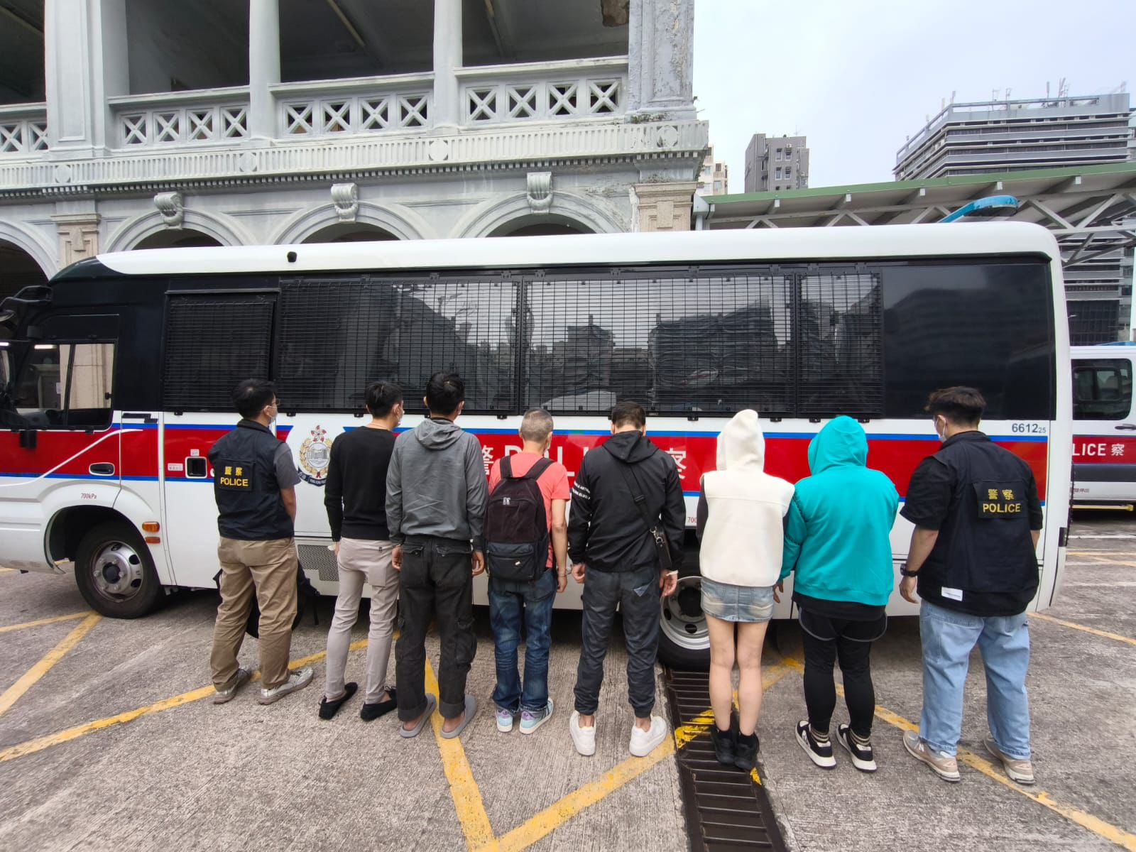 警方旺角破釣魚機(jī)賭場(chǎng) 拘捕6名男女