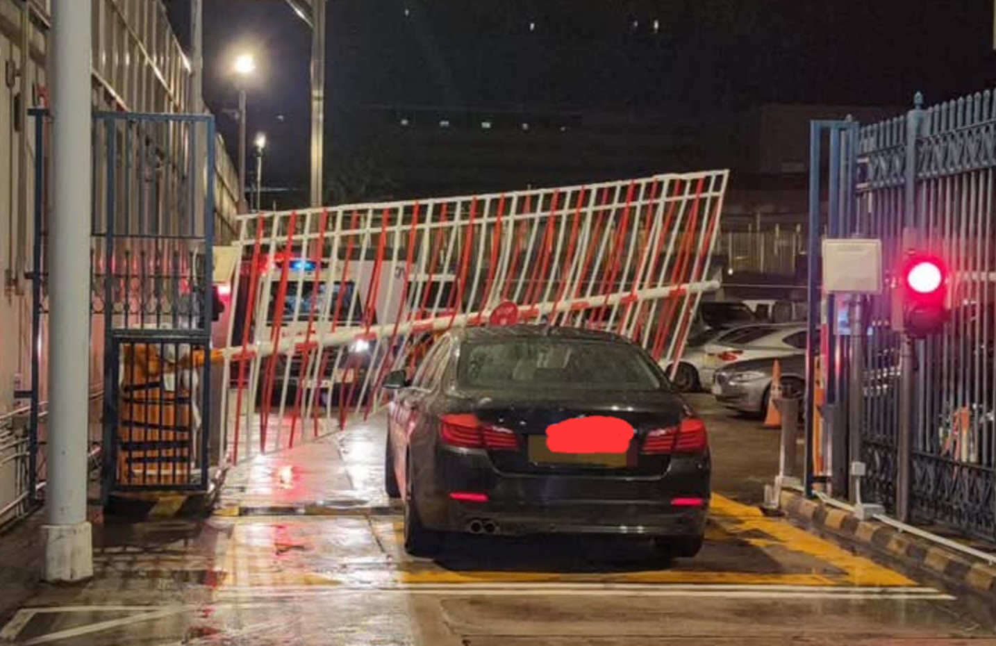 屯門警署遭私家車撞閘 司機逃離後被捕 