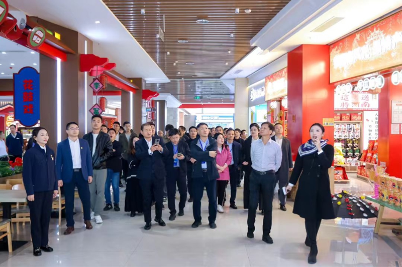 全國交通與能源融合創(chuàng)新技術(shù)發(fā)展大會代表團參觀長沙西服務(wù)區(qū)