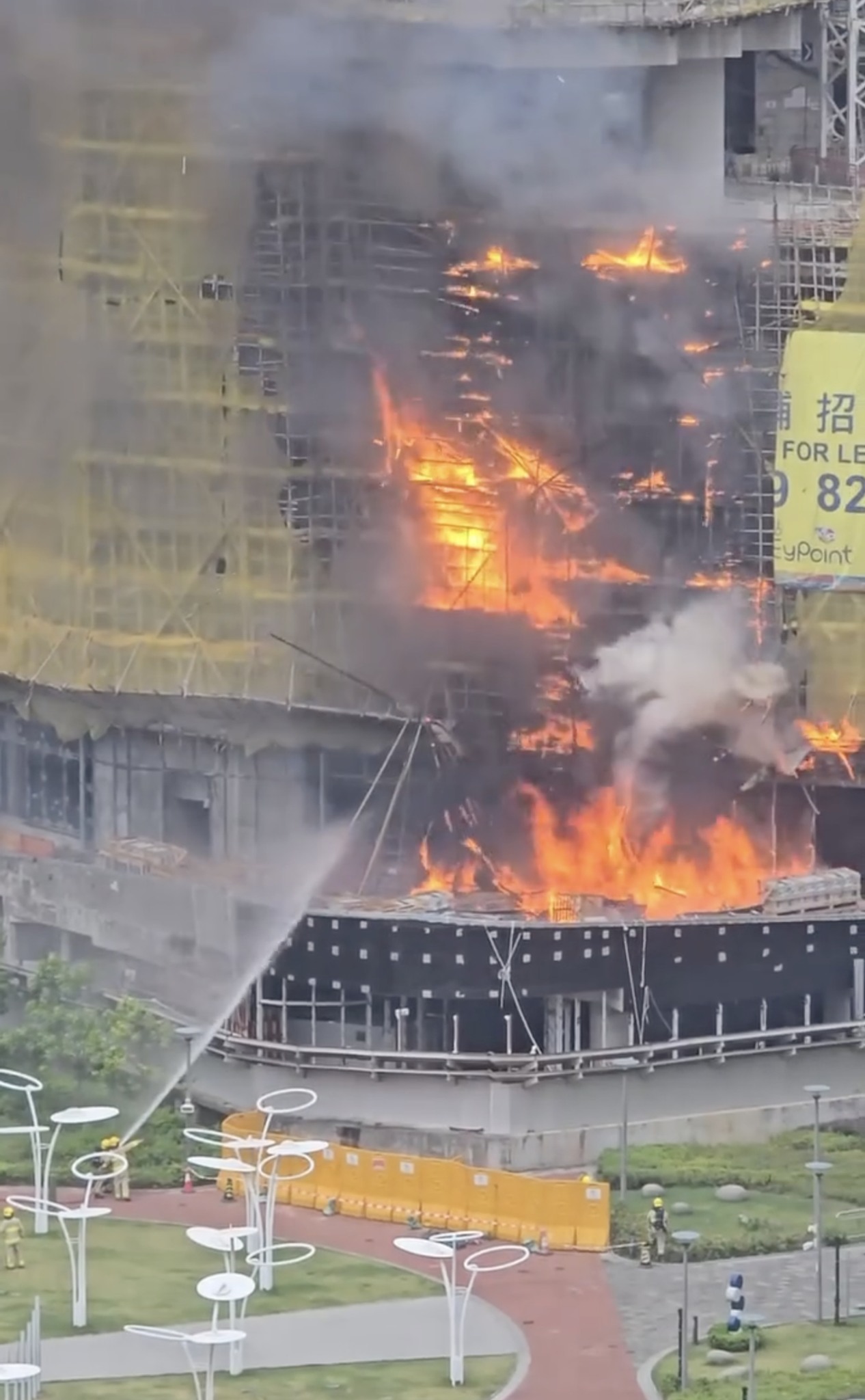 有片〡啟德地盤棚架火警 200工人疏散無(wú)人傷  