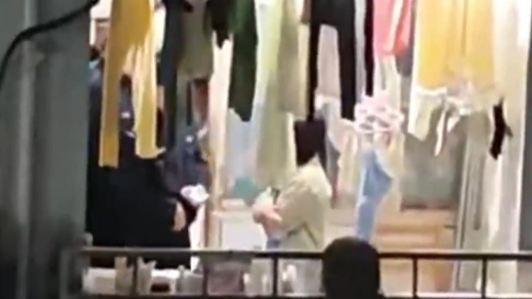 湖北一大學(xué)外籍男學(xué)生翻牆進(jìn)女寢：已開除學(xué)籍 公安機(jī)關(guān)依法將其刑拘