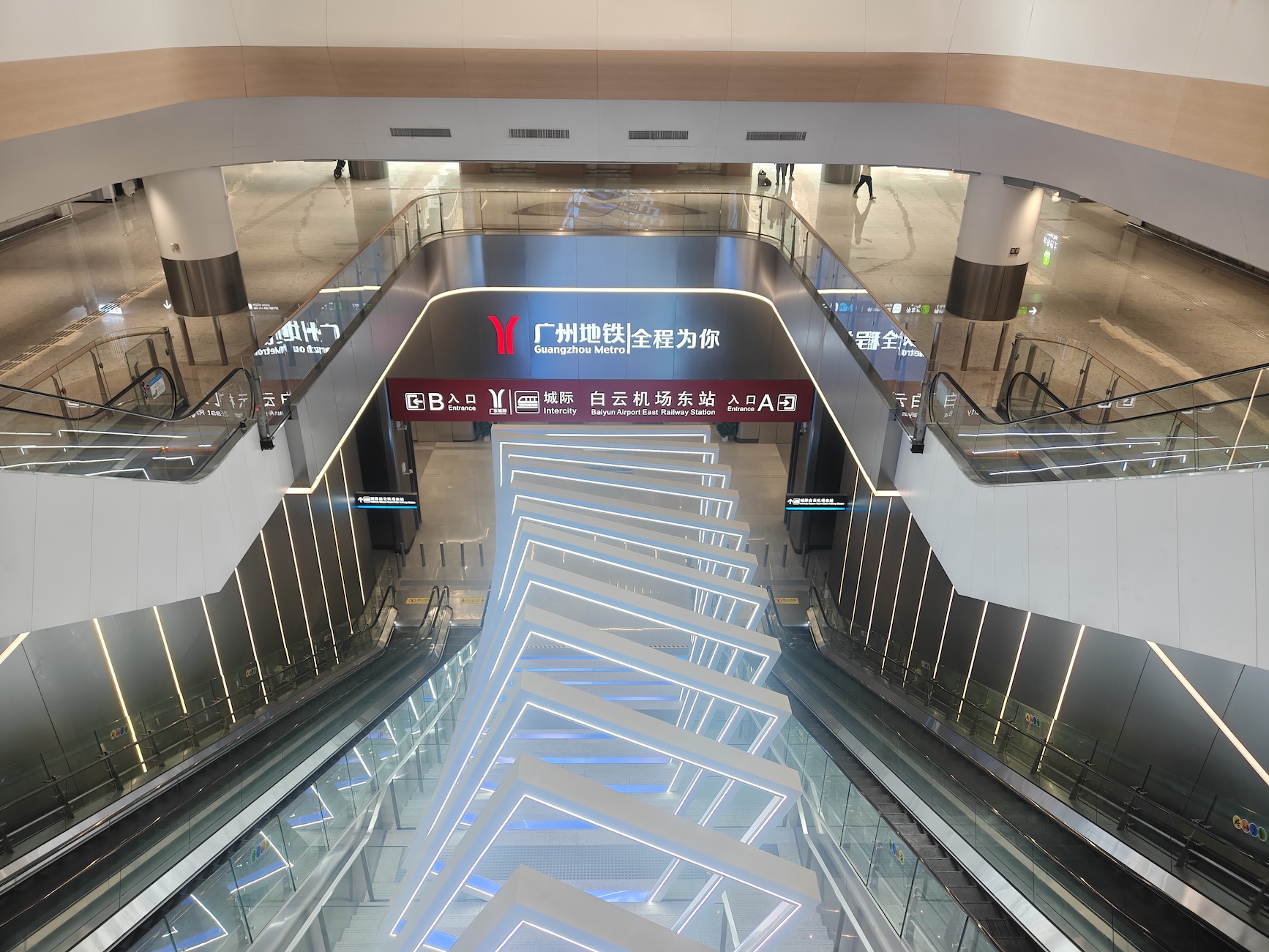  廣州白雲(yún)國際機場3號航站樓將投入使用  廣州東環(huán)城際鐵路白雲(yún)機場東站10月30日12時開通運營