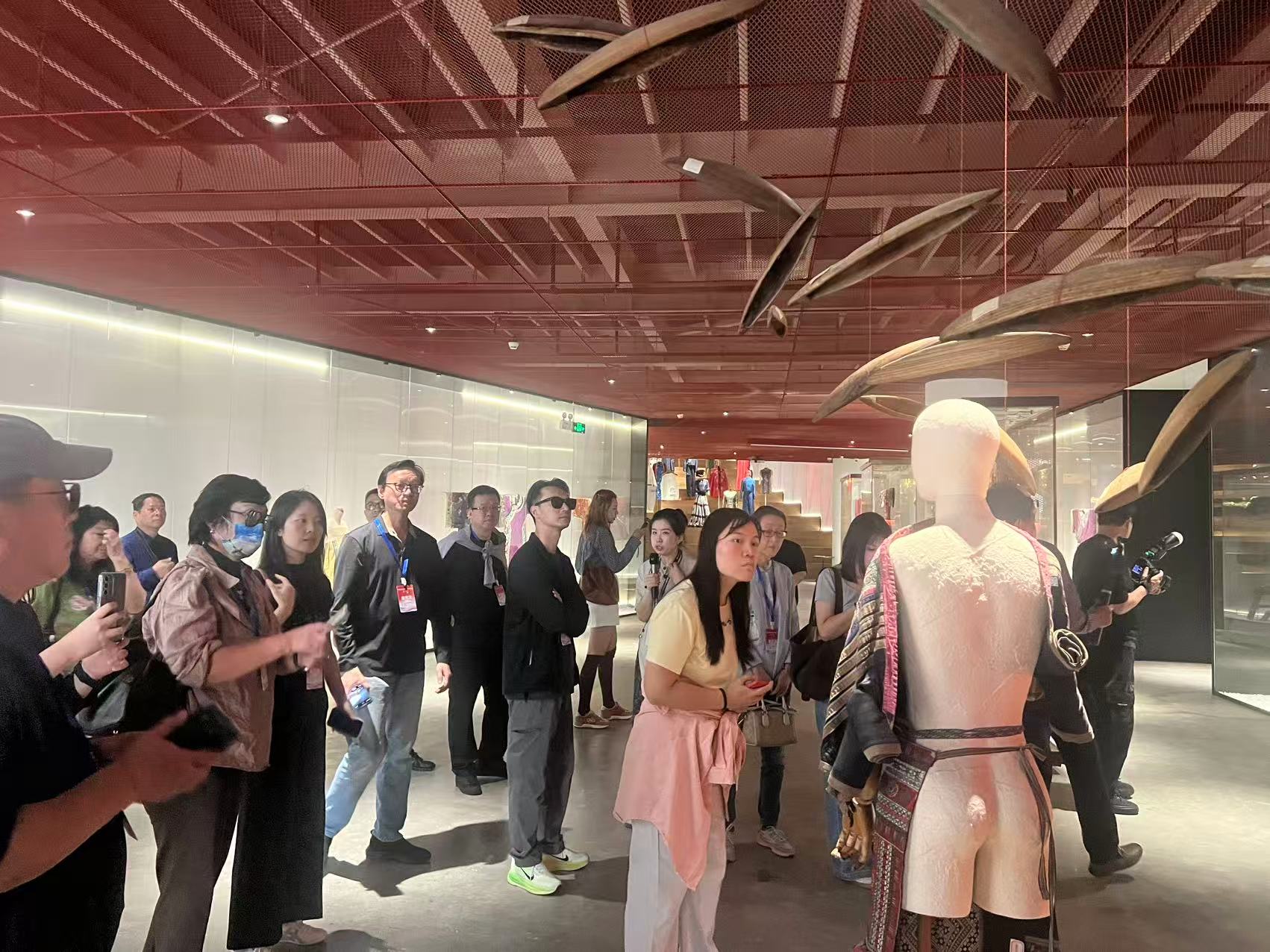 華文媒體參觀藝之卉百年時(shí)尚博物館 服飾變遷展現(xiàn)中國文化自信