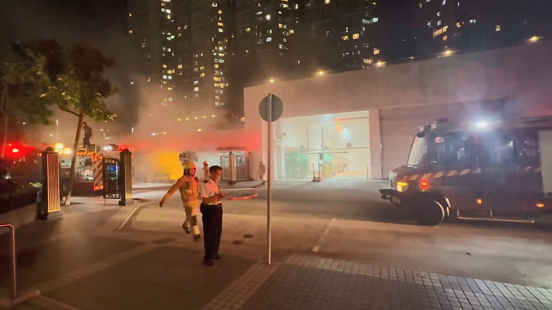 有片〡觀塘麗港城電動車冒煙 消防動用電動車滅火氈降溫