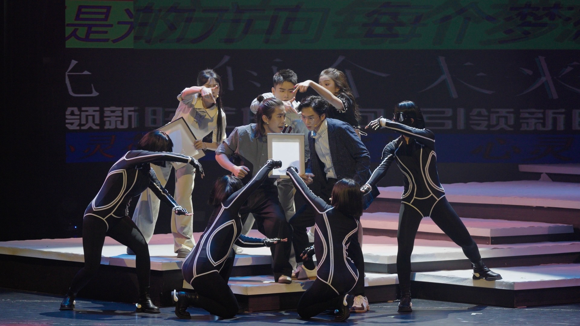 講述當(dāng)代深圳媒體人的「破繭」與堅(jiān)守 深大原創(chuàng)音樂劇《潮起灣區(qū)》首演