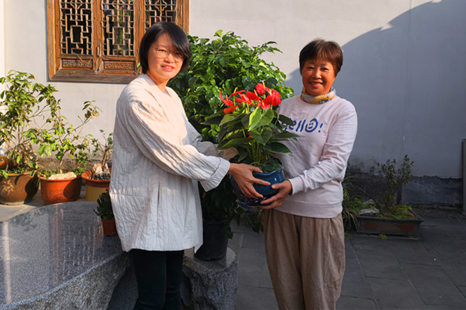 皖黟縣: 「贈花添彩」扮庭院  巾幗聚力美鄉(xiāng)村