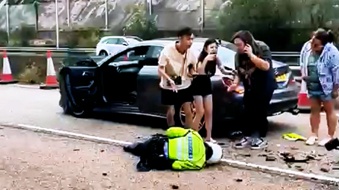 有片｜青朗公路交通意外 交通警受傷倒地