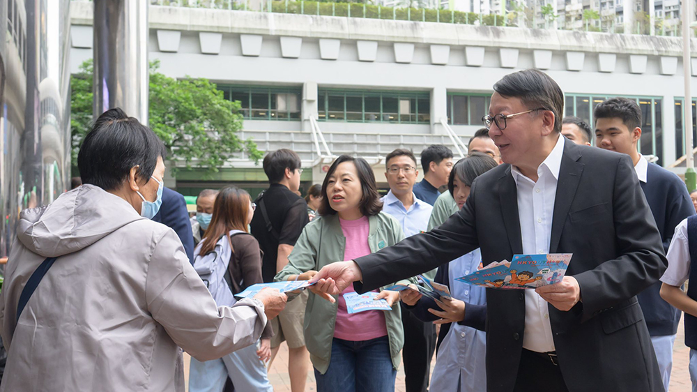 陳國基葵芳街站派發(fā)宣傳品 呼籲市民12·7立法會選舉踴躍投票