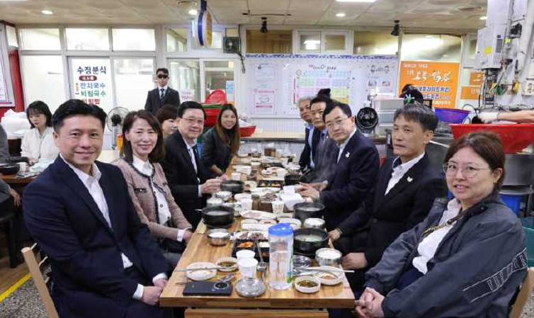 李家超APEC會議後逛慶州中央市場 與市長共晉早餐