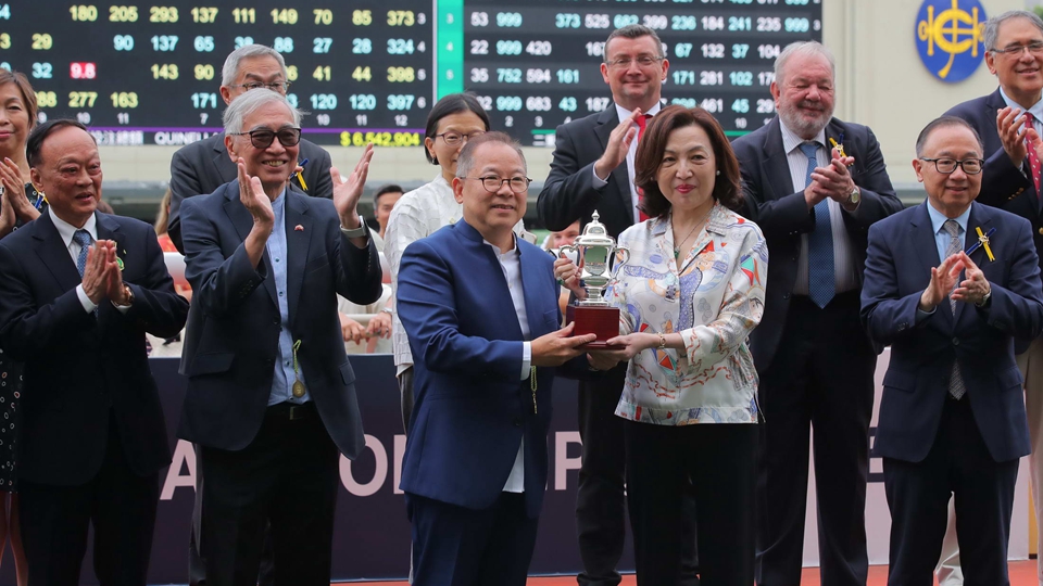 有片｜「人和家興」險勝 恭喜馬主張明敏捧盃