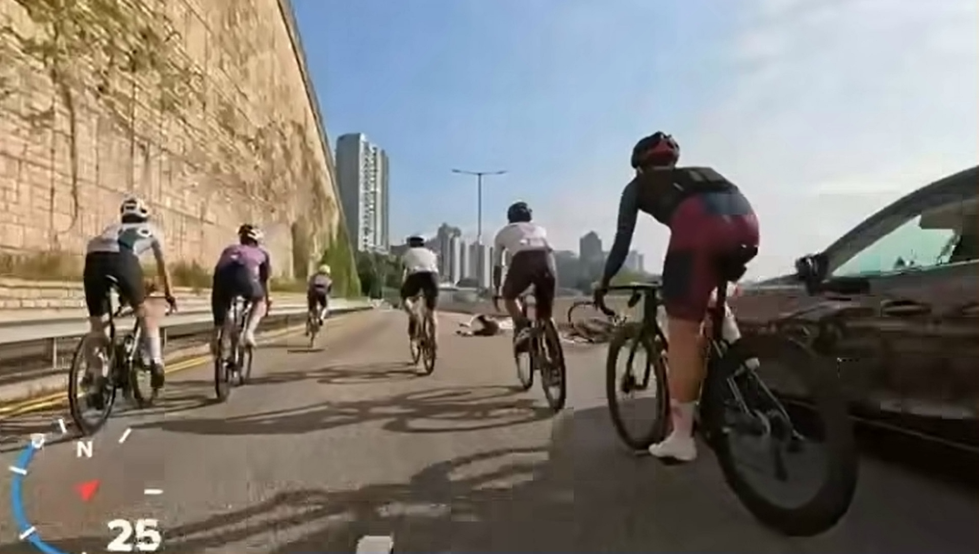 有片｜青山公路單車男切線捱撞 網(wǎng)民：好好彩要還神