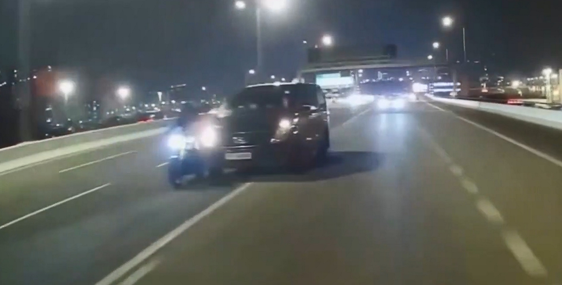 有片〡青葵公路客貨車切線撞電單車 網(wǎng)民怒叱：簡(jiǎn)直謀殺