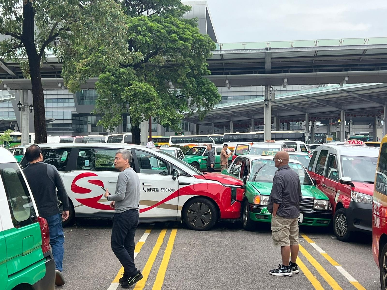 深圳灣口岸兩的士相撞 司機(jī)捱撞浴血送院