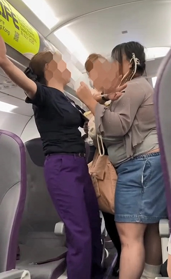 有片〡情侶航班上激烈爭(zhēng)執(zhí) 被請(qǐng)離機(jī)倉延誤半小時(shí)