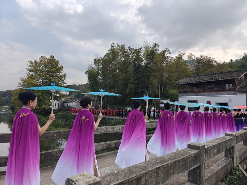 皖黃山區(qū)新豐：旗袍秀綻放鄉(xiāng)村T臺